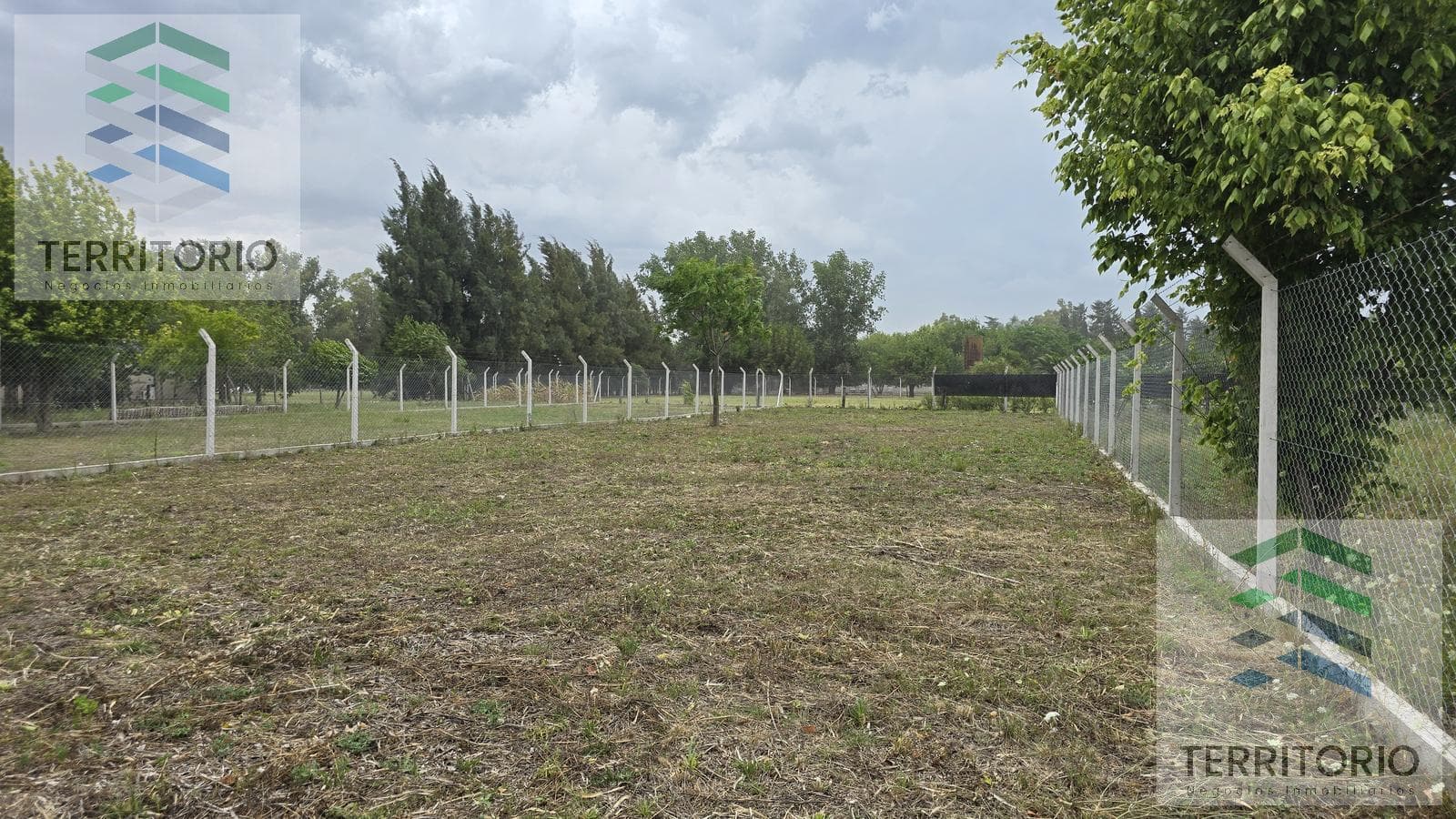900-square-meter lot with improvements and title deed