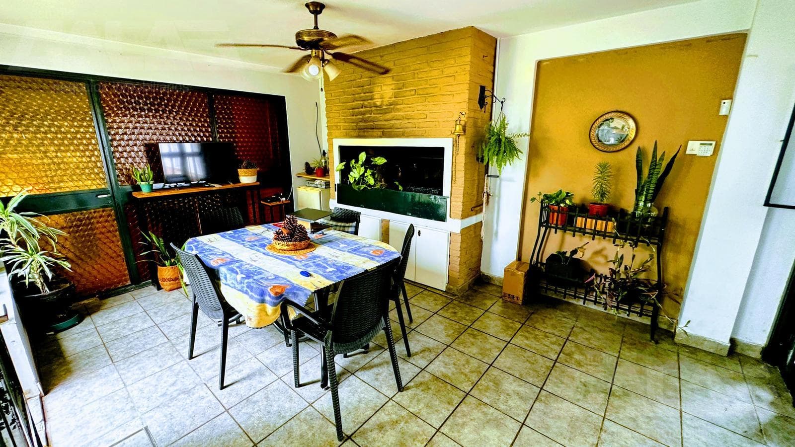 A unique opportunity in Morón: a solid 4-bedroom house with a porch and parking spaces; option to purchase an adjacent lot