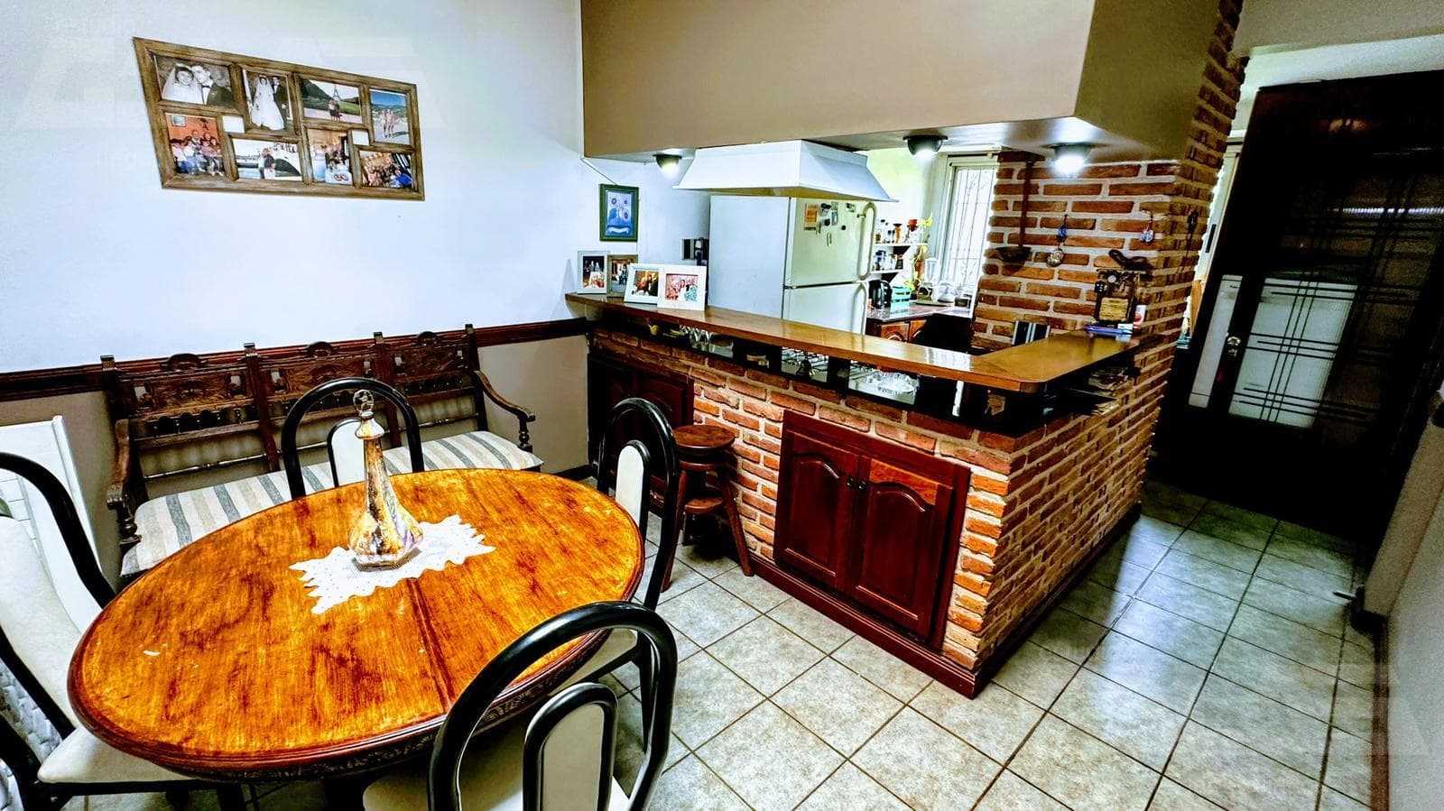 A unique opportunity in Morón: a solid 4-bedroom house with a porch and parking spaces; option to purchase an adjacent lot