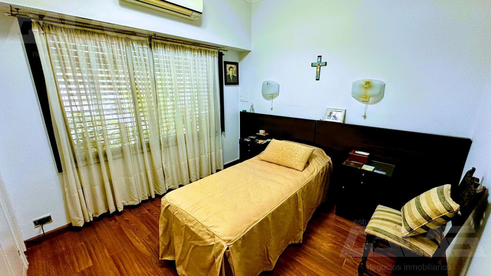 A unique opportunity in Morón: a solid 4-bedroom house with a porch and parking spaces; option to purchase an adjacent lot