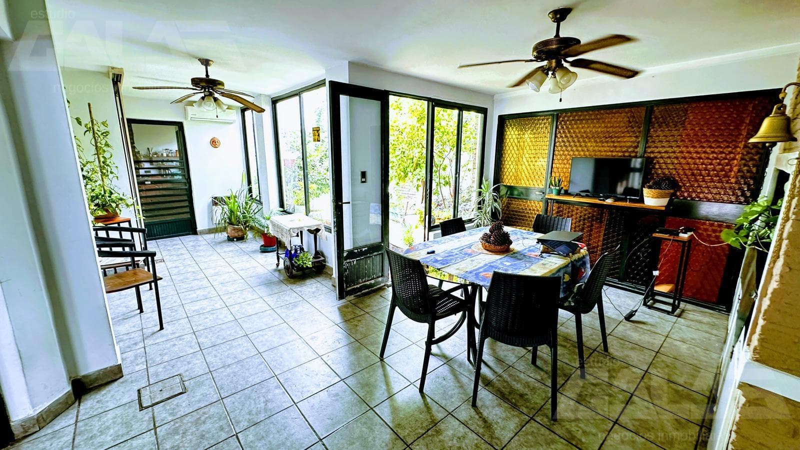 A unique opportunity in Morón: a solid 4-bedroom house with a porch and parking spaces; option to purchase an adjacent lot