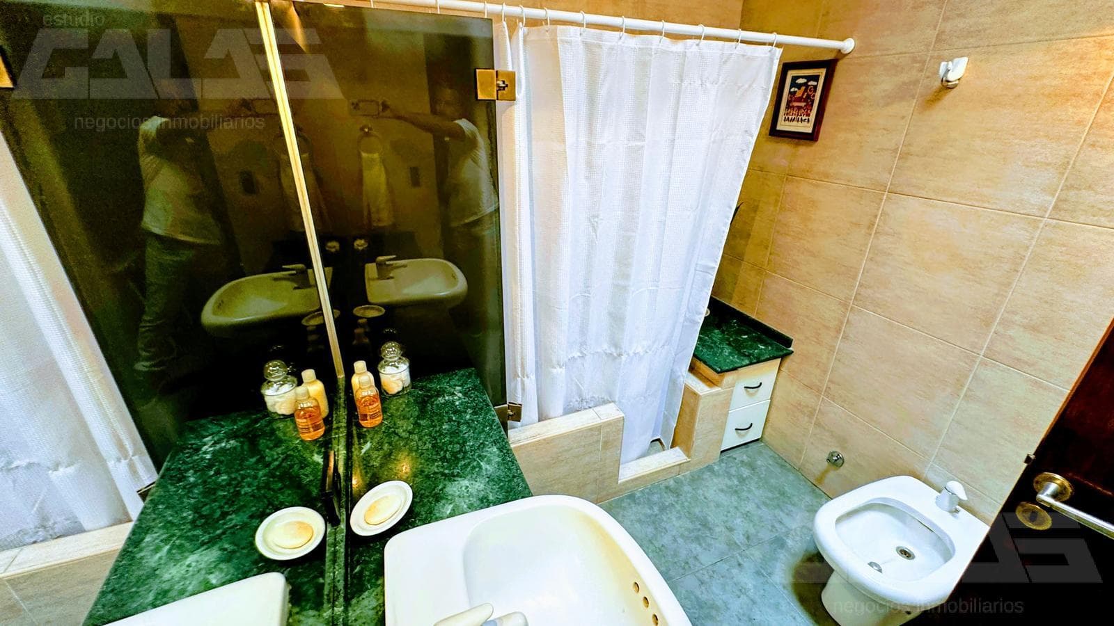 A unique opportunity in Morón: a solid 4-bedroom house with a porch and parking spaces; option to purchase an adjacent lot