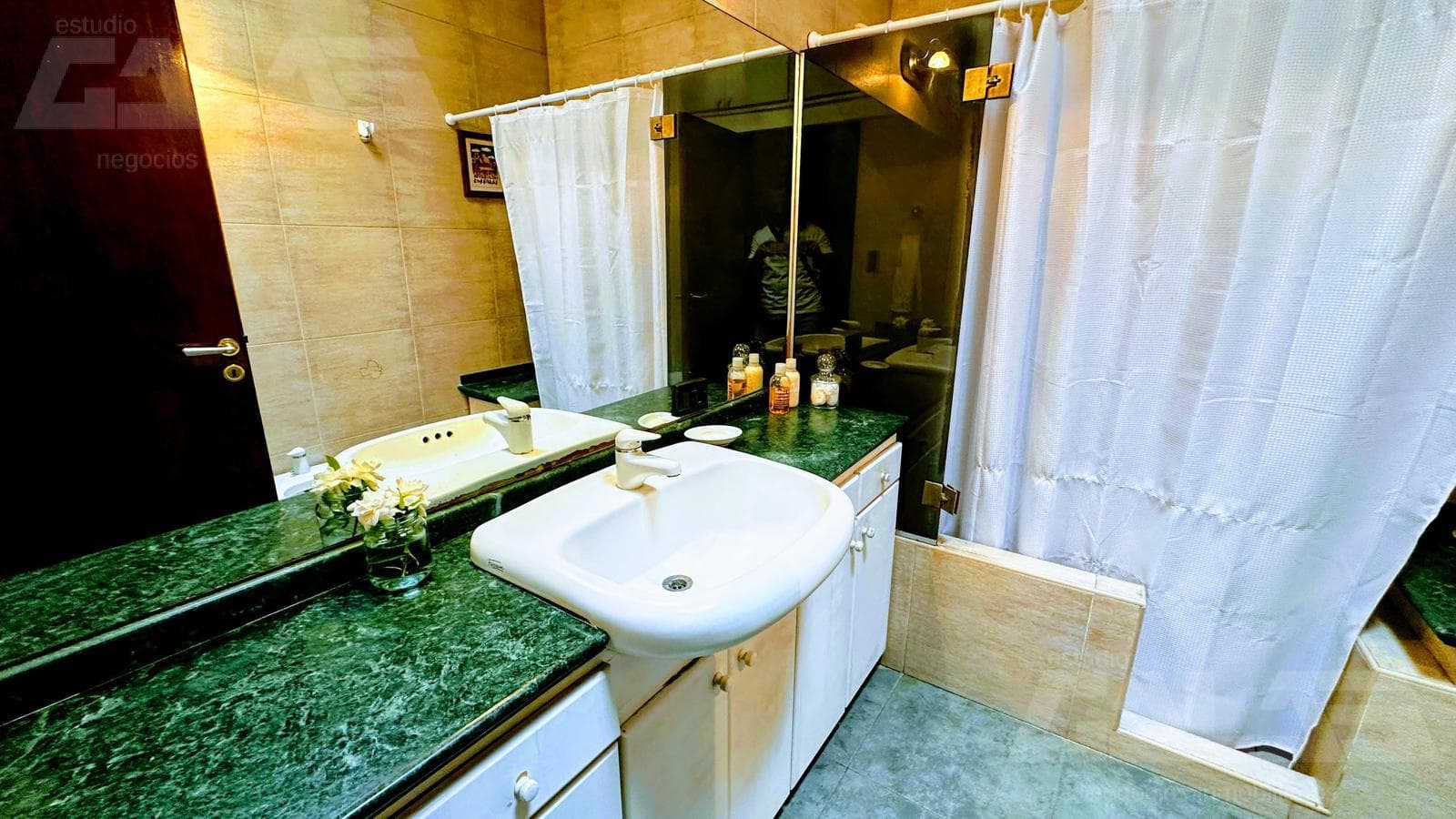 A unique opportunity in Morón: a solid 4-bedroom house with a porch and parking spaces; option to purchase an adjacent lot