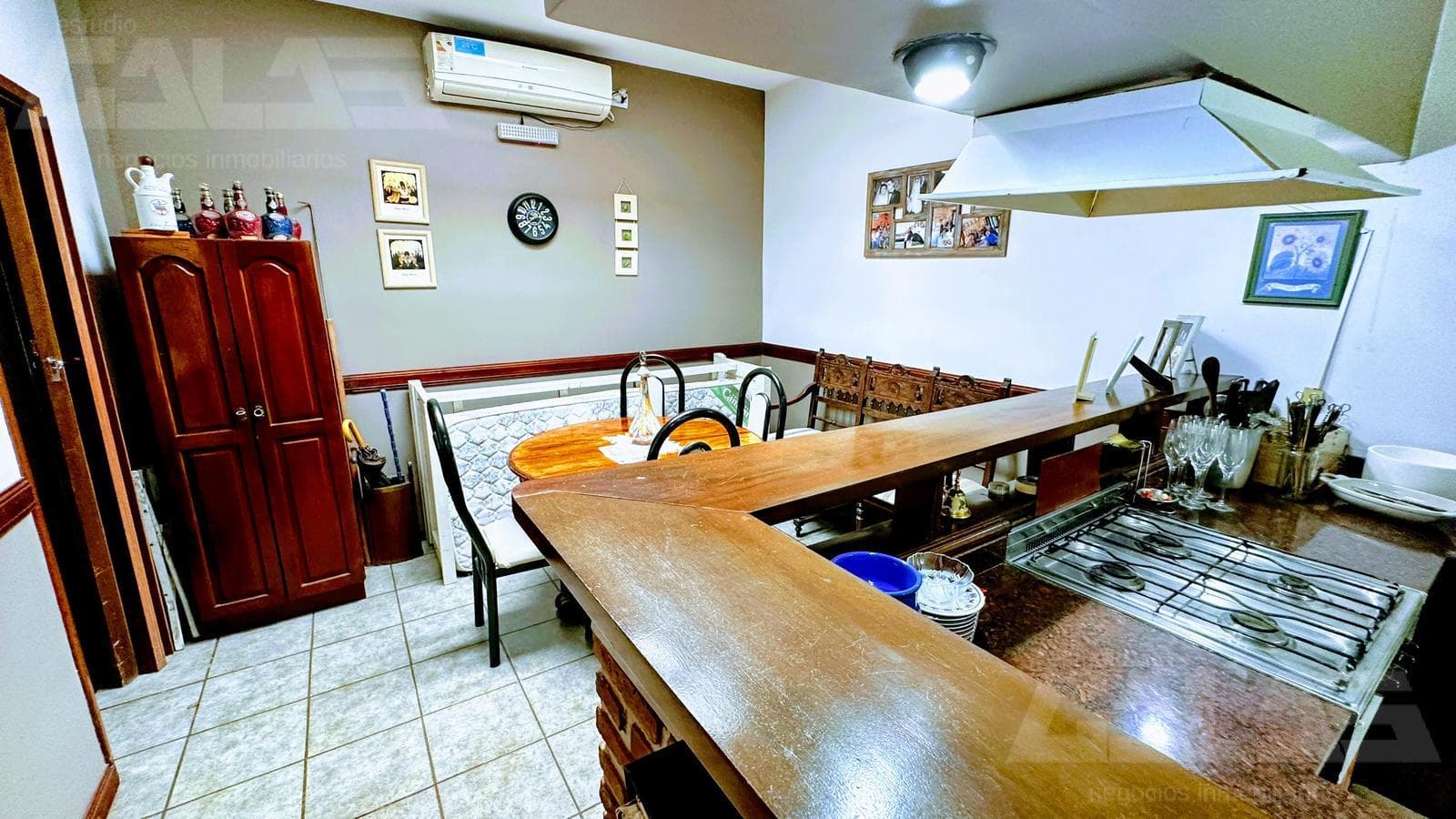 A unique opportunity in Morón: a solid 4-bedroom house with a porch and parking spaces; option to purchase an adjacent lot