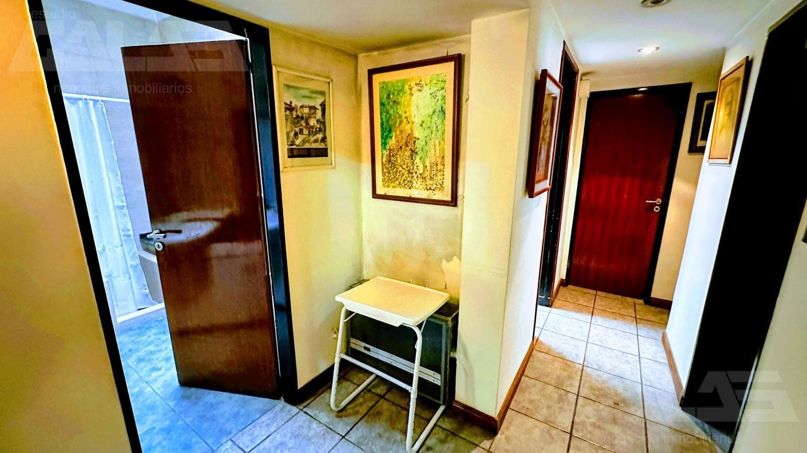 A unique opportunity in Morón: a solid 4-bedroom house with a porch and parking spaces; option to purchase an adjacent lot