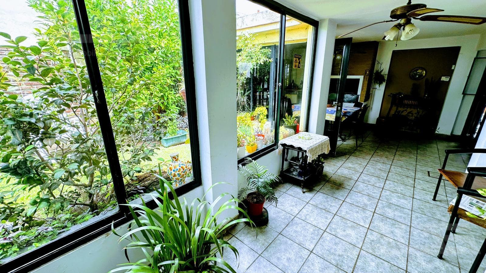 A unique opportunity in Morón: a solid 4-bedroom house with a porch and parking spaces; option to purchase an adjacent lot