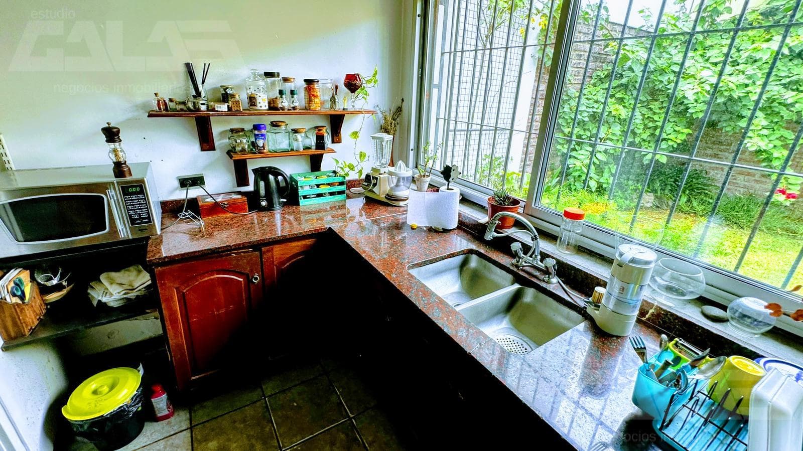 A unique opportunity in Morón: a solid 4-bedroom house with a porch and parking spaces; option to purchase an adjacent lot