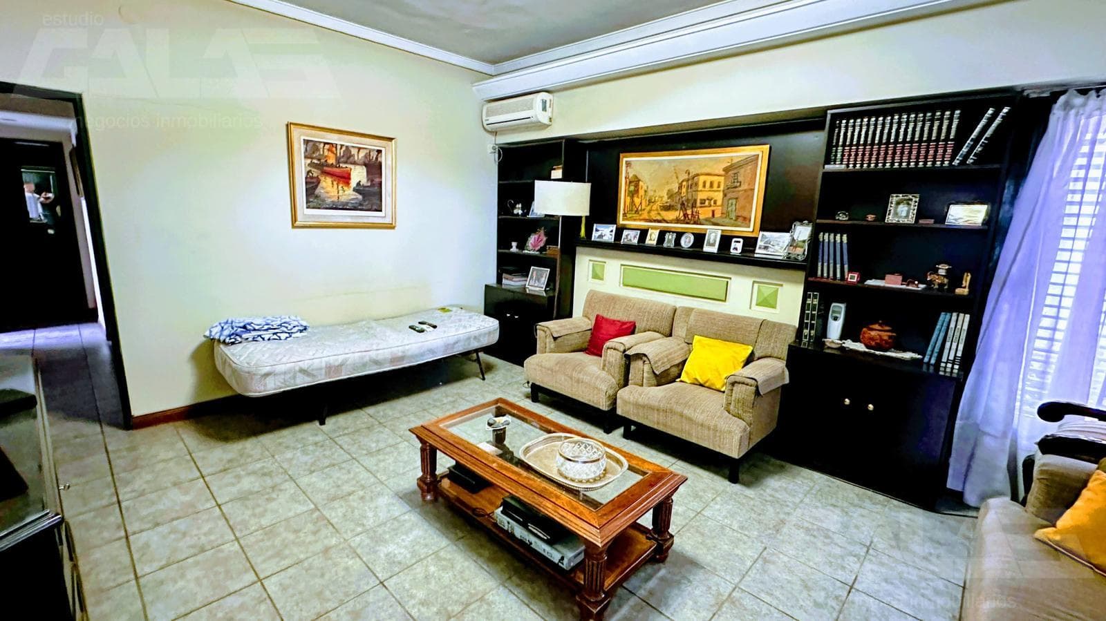 A unique opportunity in Morón: a solid 4-bedroom house with a porch and parking spaces; option to purchase an adjacent lot