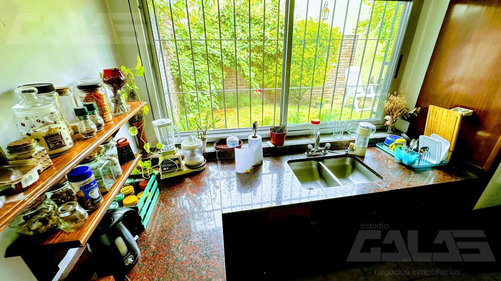 A unique opportunity in Morón: a solid 4-bedroom house with a porch and parking spaces; option to purchase an adjacent lot