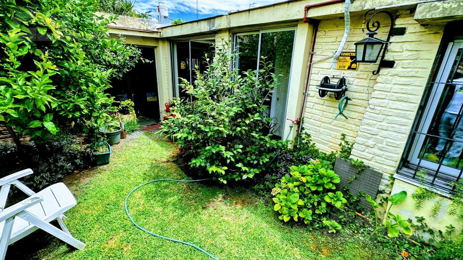 A unique opportunity in Morón: a solid 4-bedroom house with a porch and parking spaces; option to purchase an adjacent lot
