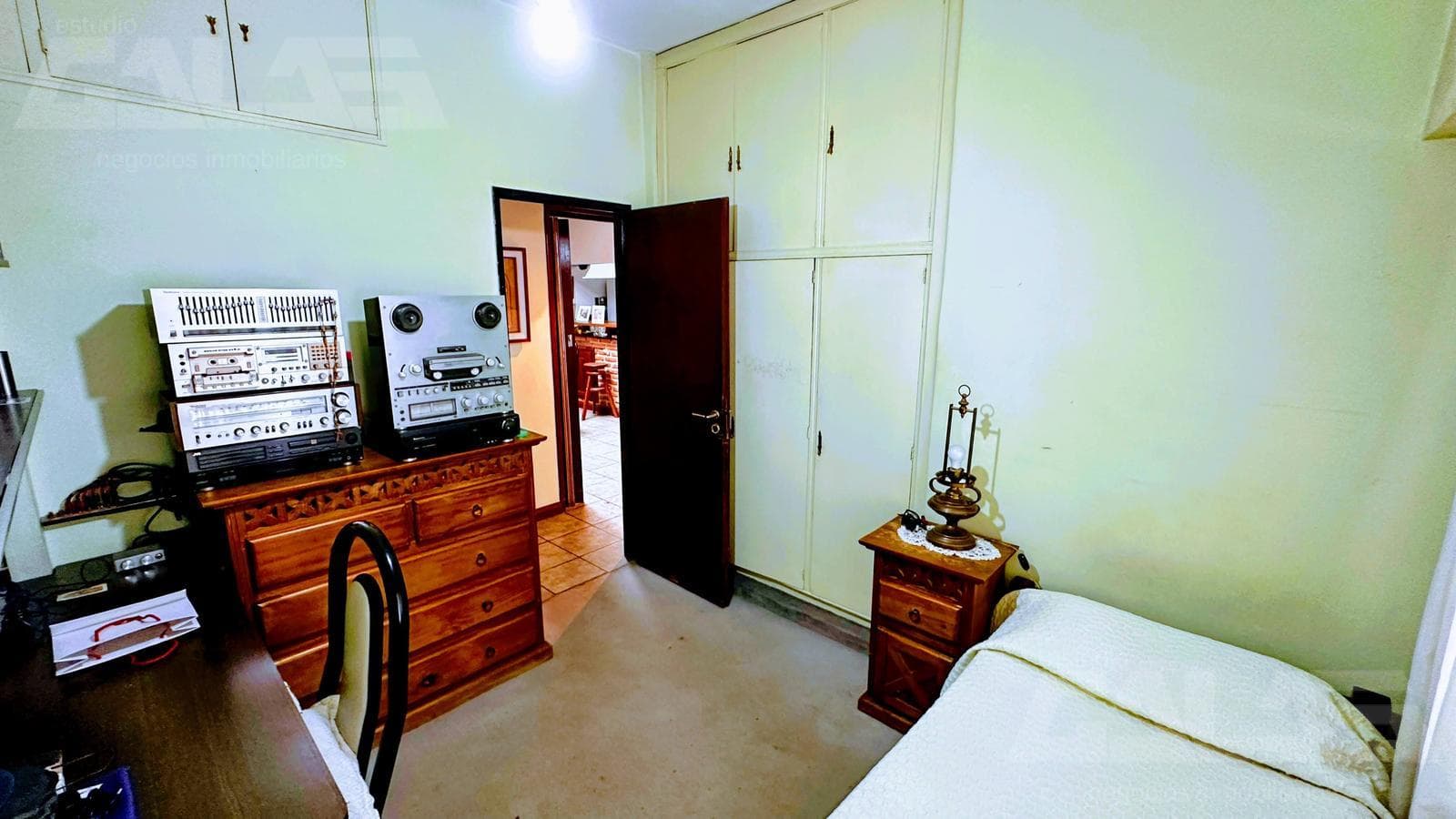 A unique opportunity in Morón: a solid 4-bedroom house with a porch and parking spaces; option to purchase an adjacent lot