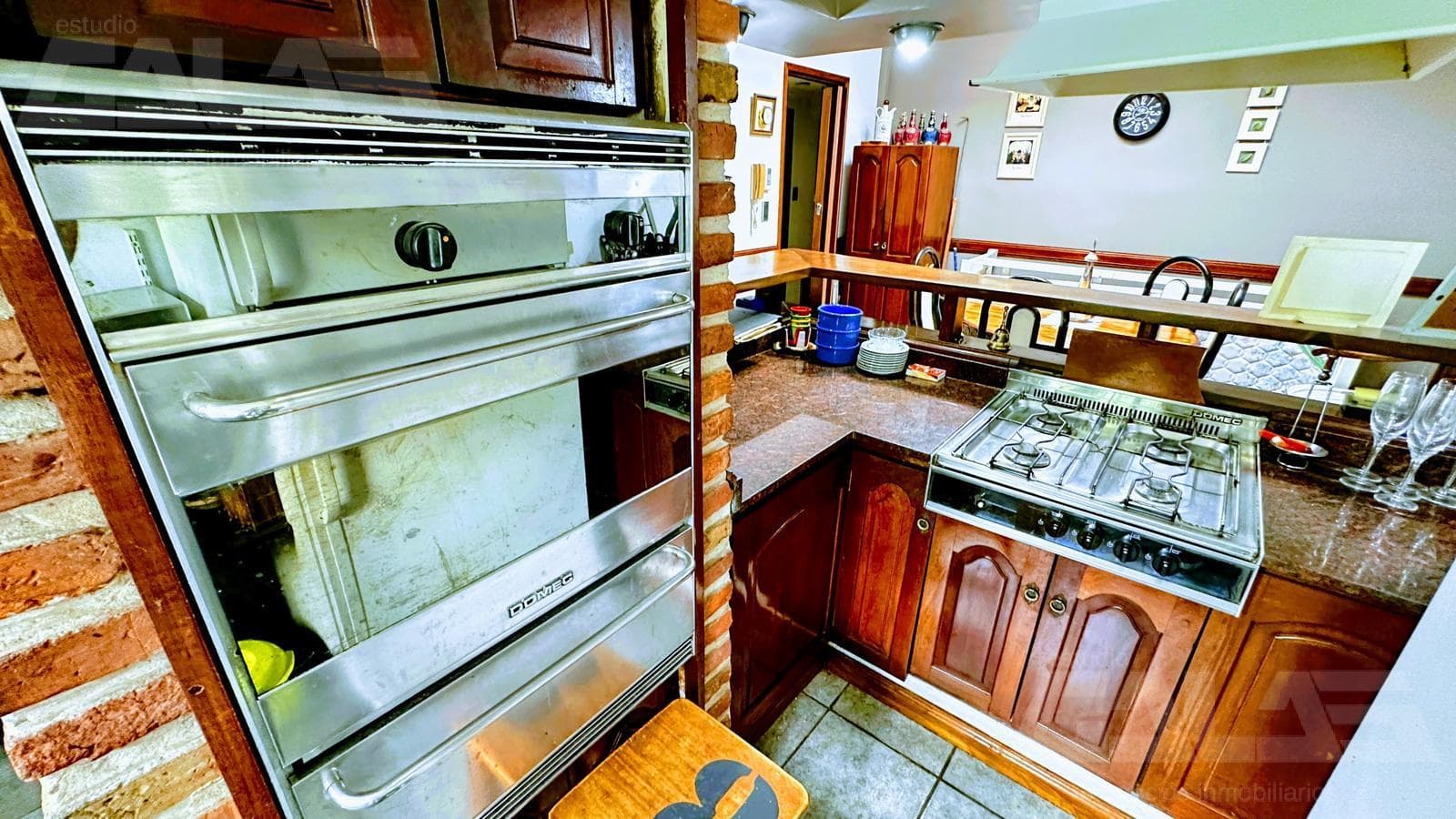 A unique opportunity in Morón: a solid 4-bedroom house with a porch and parking spaces; option to purchase an adjacent lot