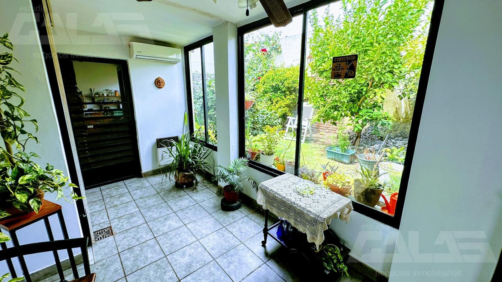 A unique opportunity in Morón: a solid 4-bedroom house with a porch and parking spaces; option to purchase an adjacent lot