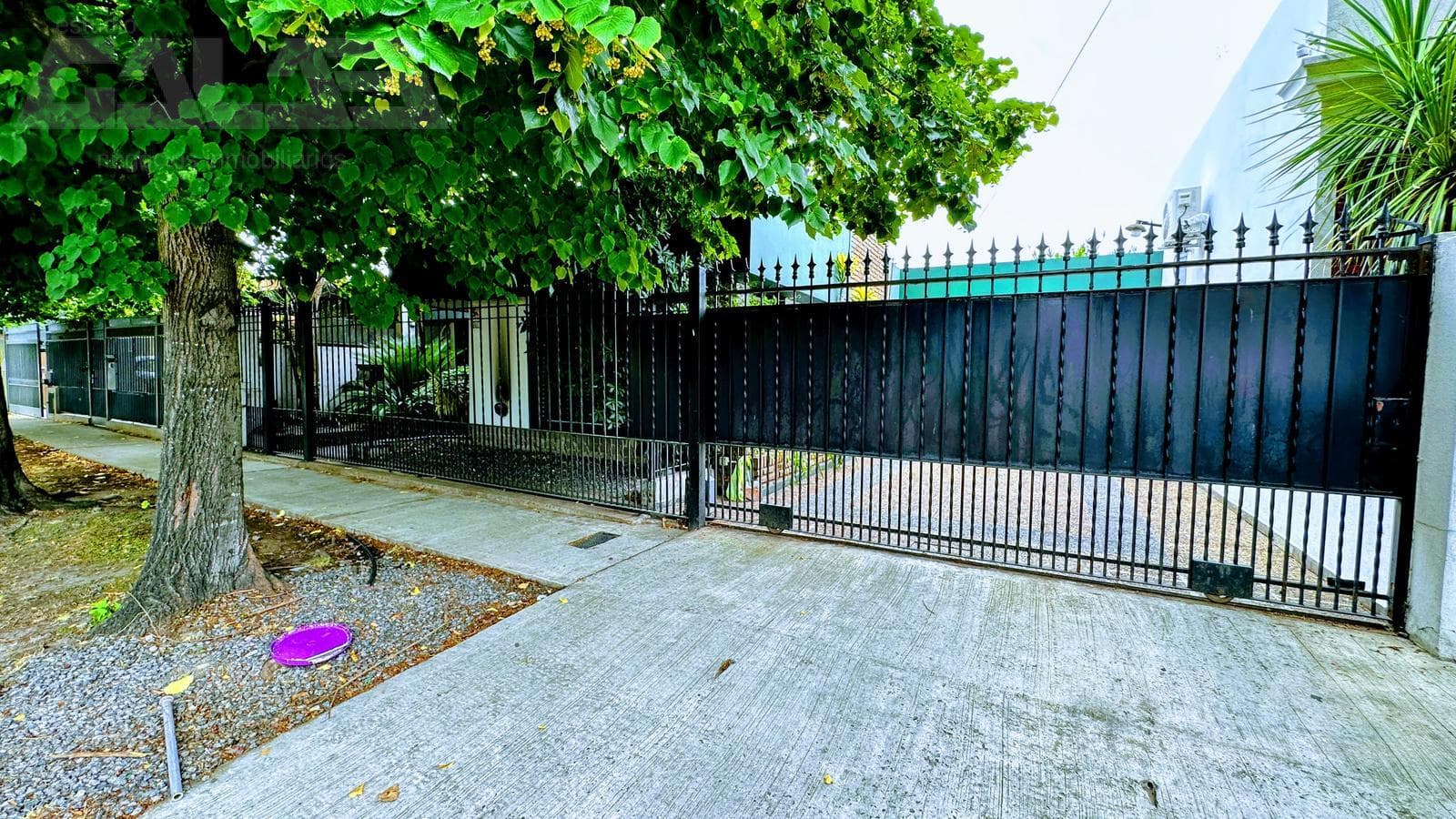 A unique opportunity in Morón: a solid 4-bedroom house with a porch and parking spaces; option to purchase an adjacent lot
