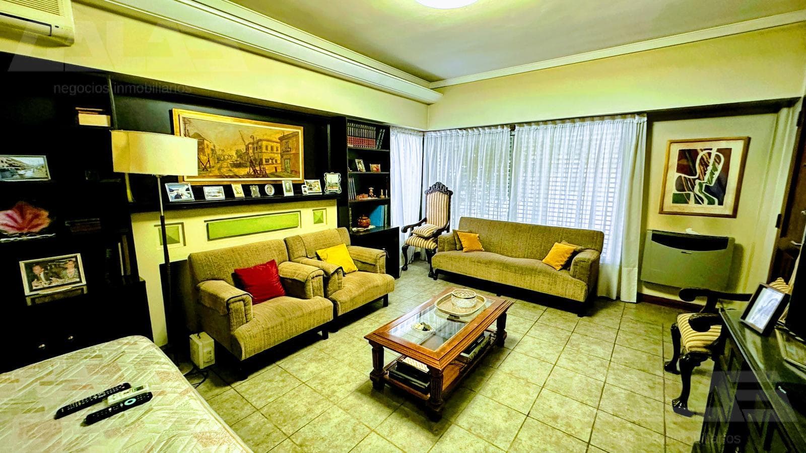 A unique opportunity in Morón: a solid 4-bedroom house with a porch and parking spaces; option to purchase an adjacent lot