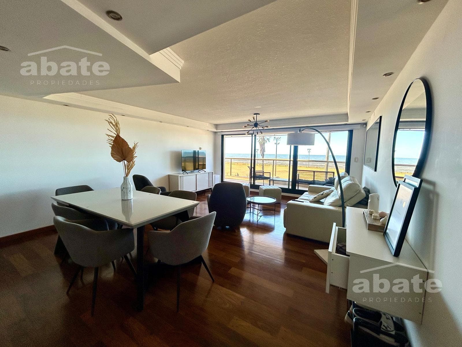 4-bedroom apartment with maid's quarters for sale on Punta Carretas Boulevard, with garage—ocean view