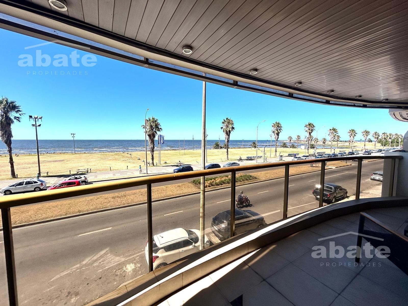 Venta apartamento 4 dormitorios servicio completo ,Rambla Punta Carretas con garaje - vista al mar