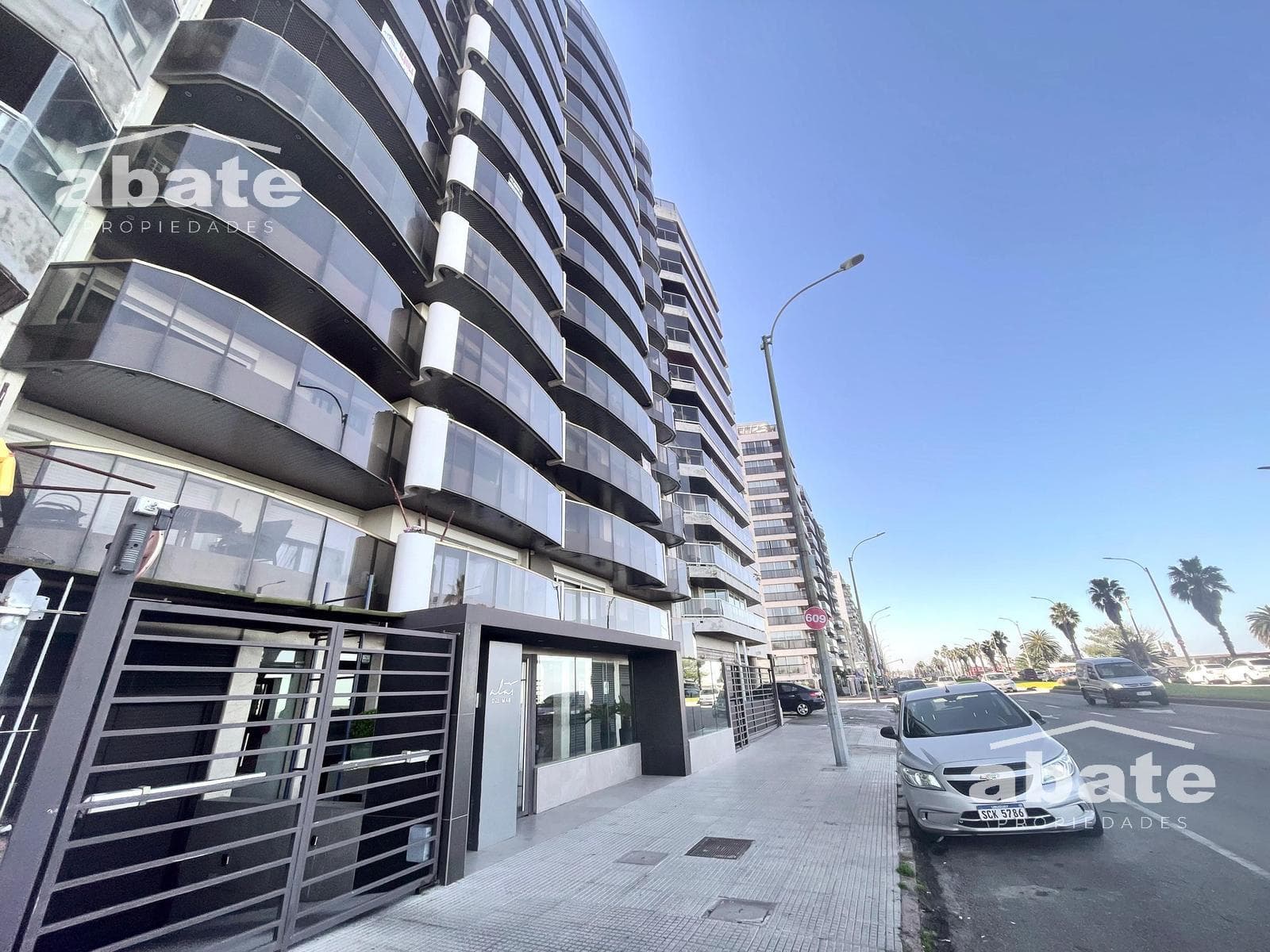 Venta apartamento 4 dormitorios servicio completo ,Rambla Punta Carretas con garaje - vista al mar