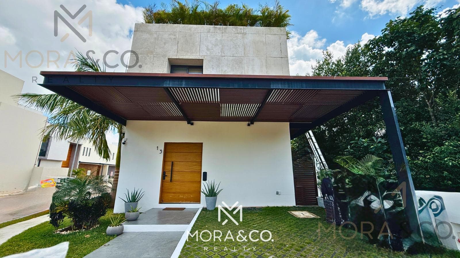 Modern and elegant house for rent in Rio—on a corner lot and facing green spaces