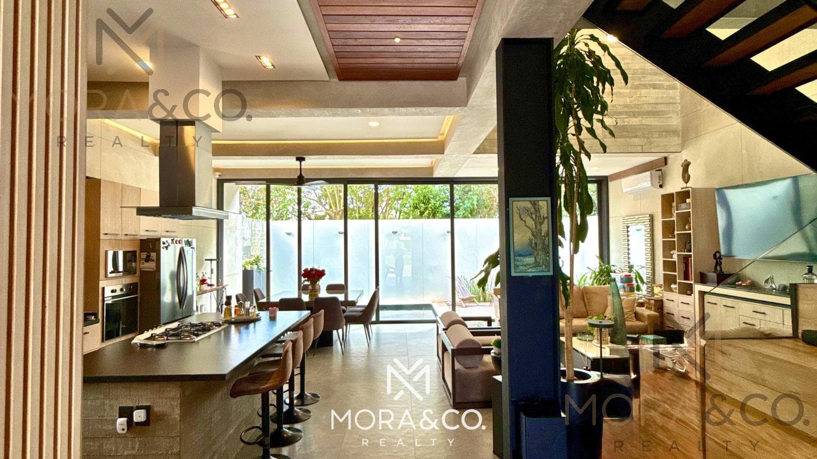 Modern and elegant house for rent in Rio—on a corner lot and facing green spaces