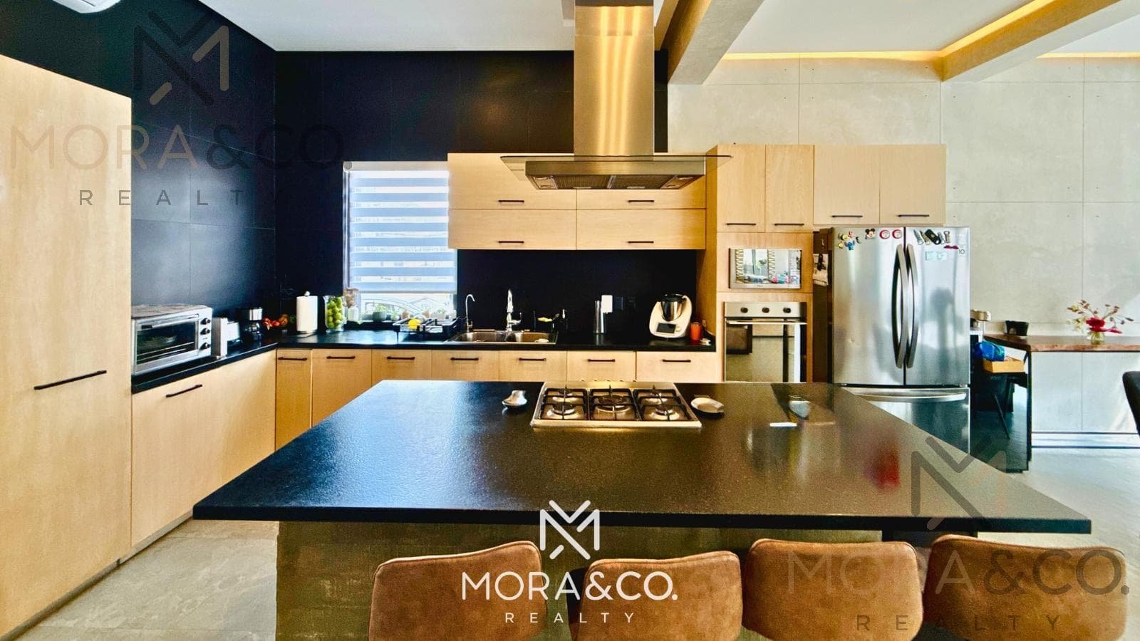 Modern and elegant house for rent in Rio—on a corner lot and facing green spaces