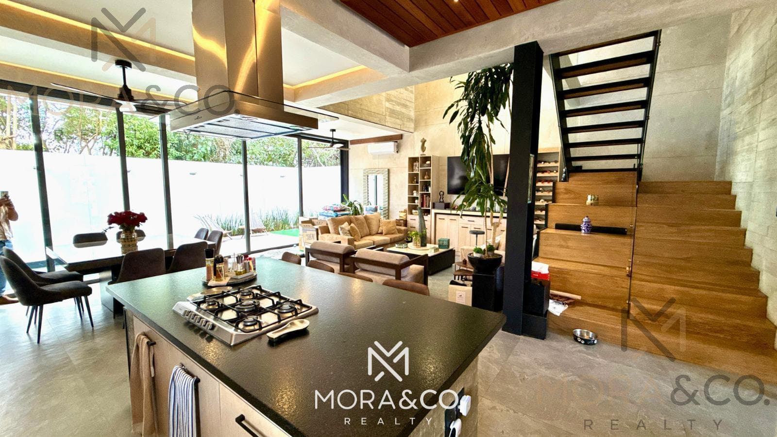 Modern and elegant house for rent in Rio—on a corner lot and facing green spaces