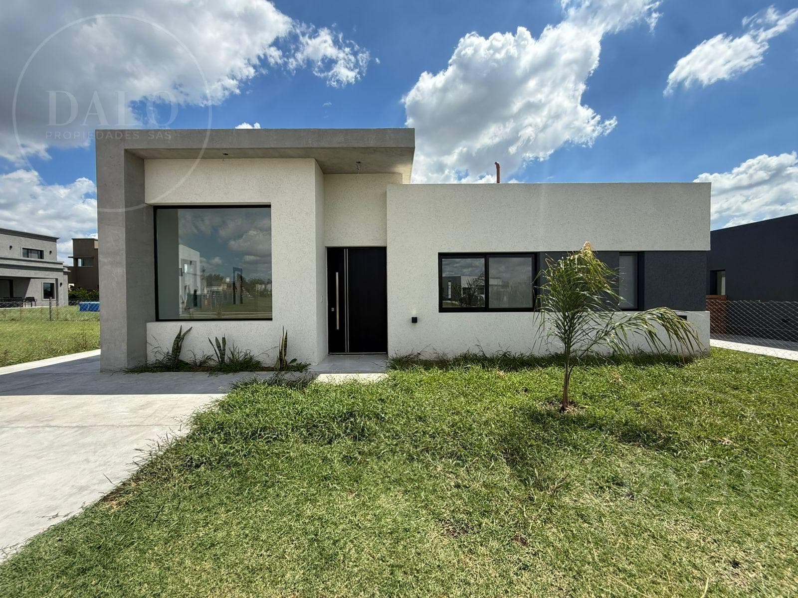 4-Room House for Sale in Santa Elisa