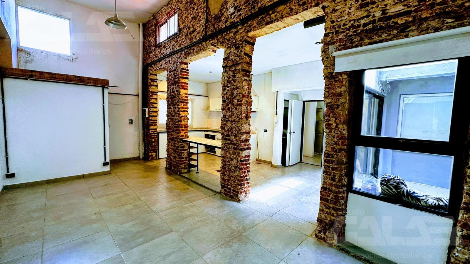PH in Morón Sur: 3-bedroom apartment with a patio, barbecue, and industrial style, close to downtown. Financing available