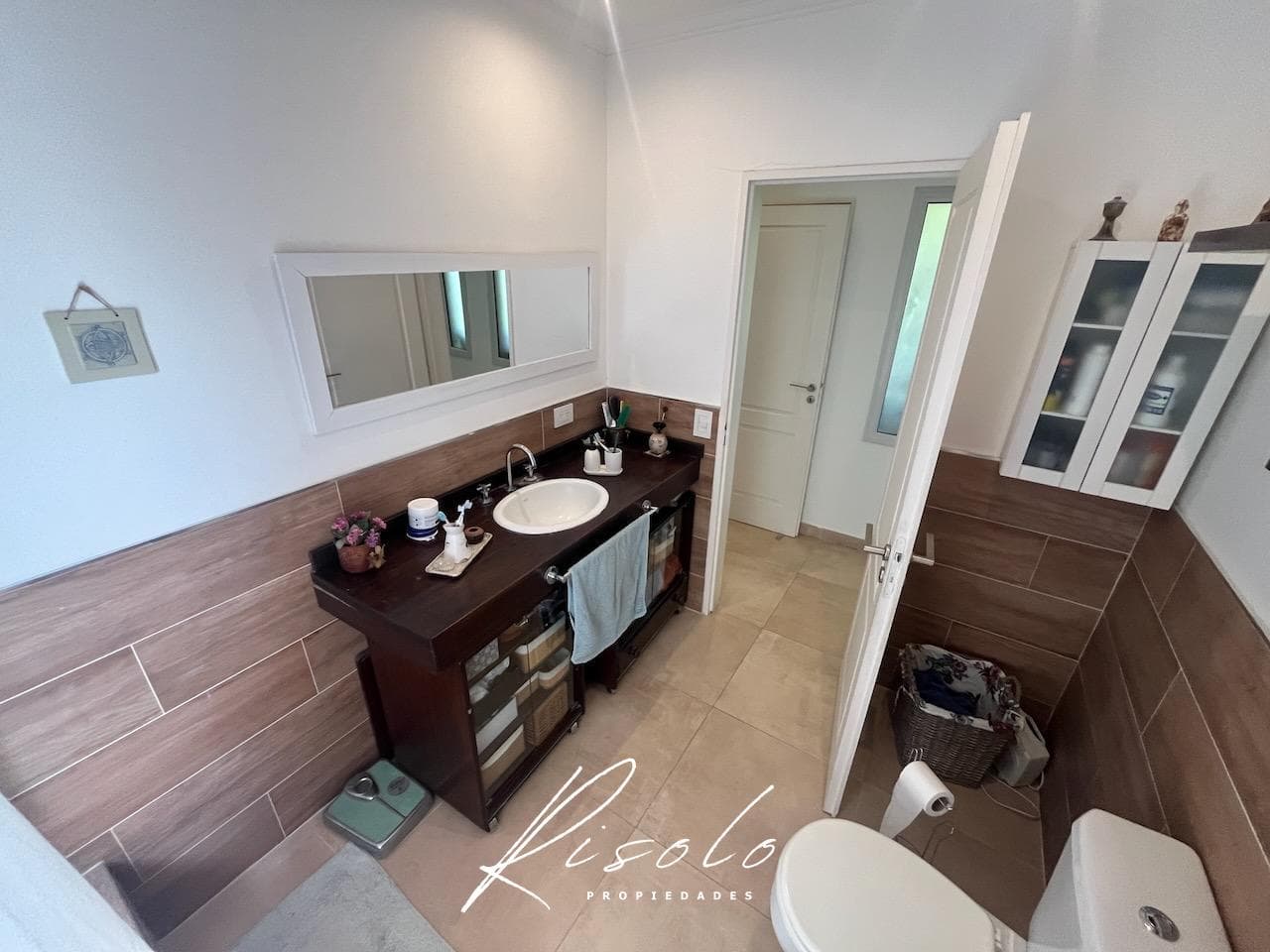 House for Sale: 3 bedrooms, North-facing lot, separate kitchen. Gated Community, Escobar