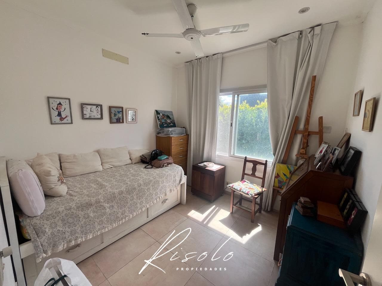 House for Sale: 3 bedrooms, North-facing lot, separate kitchen. Gated Community, Escobar