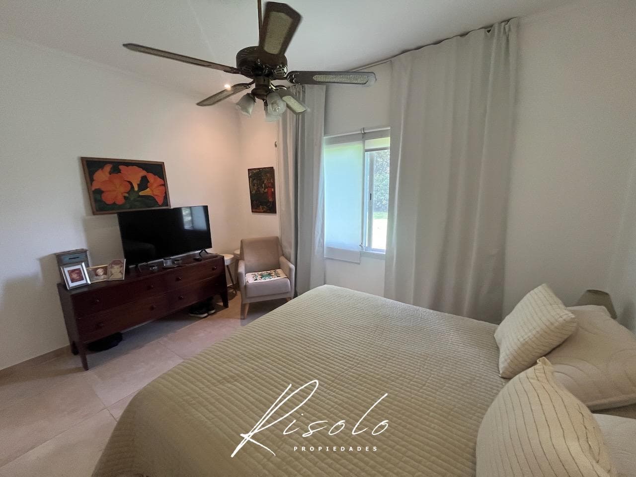 House for Sale: 3 bedrooms, North-facing lot, separate kitchen. Gated Community, Escobar