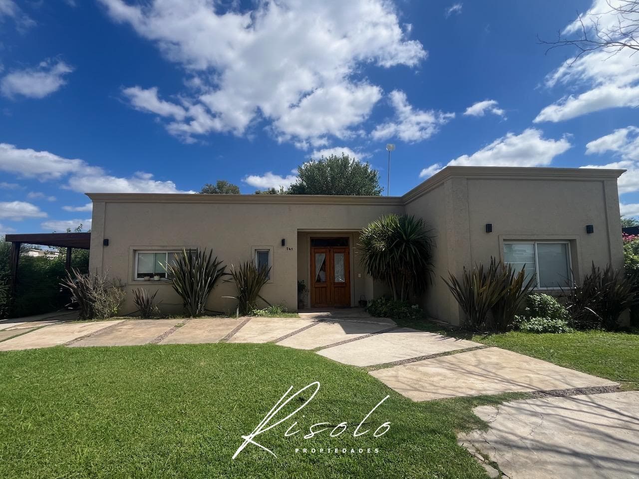 House for Sale: 3 bedrooms, North-facing lot, separate kitchen. Gated Community, Escobar