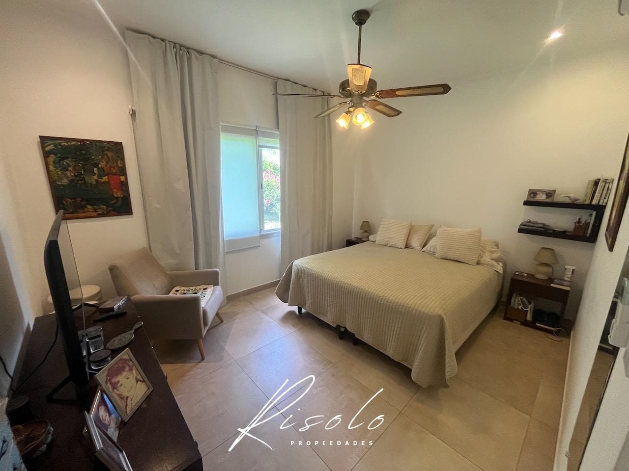 House for Sale: 3 bedrooms, North-facing lot, separate kitchen. Gated Community, Escobar