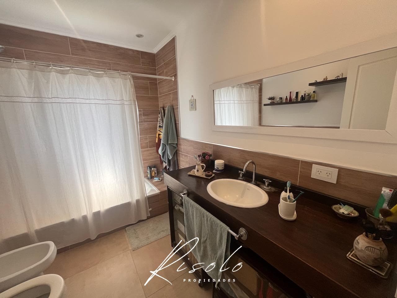 House for Sale: 3 bedrooms, North-facing lot, separate kitchen. Gated Community, Escobar