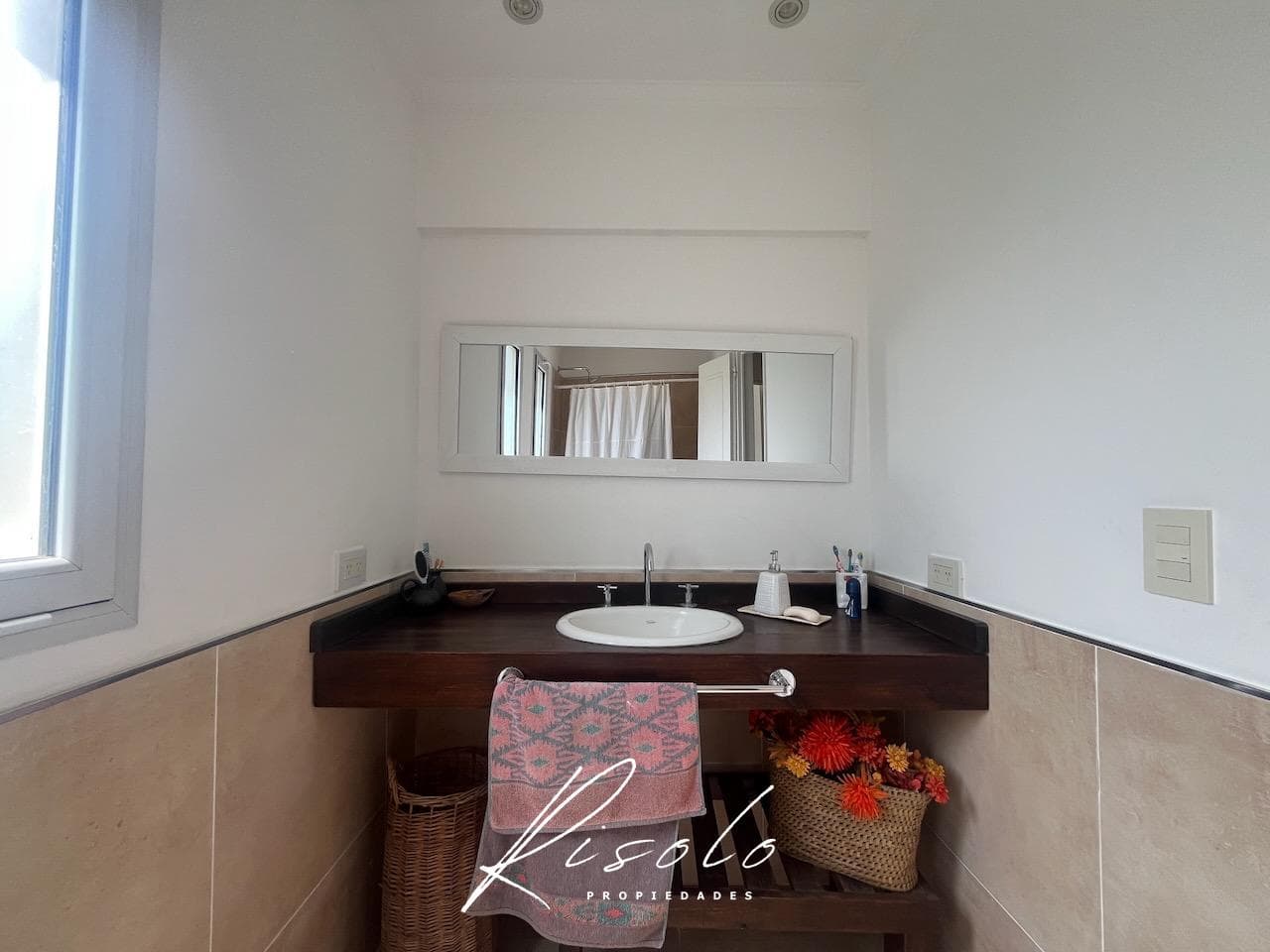 House for Sale: 3 bedrooms, North-facing lot, separate kitchen. Gated Community, Escobar