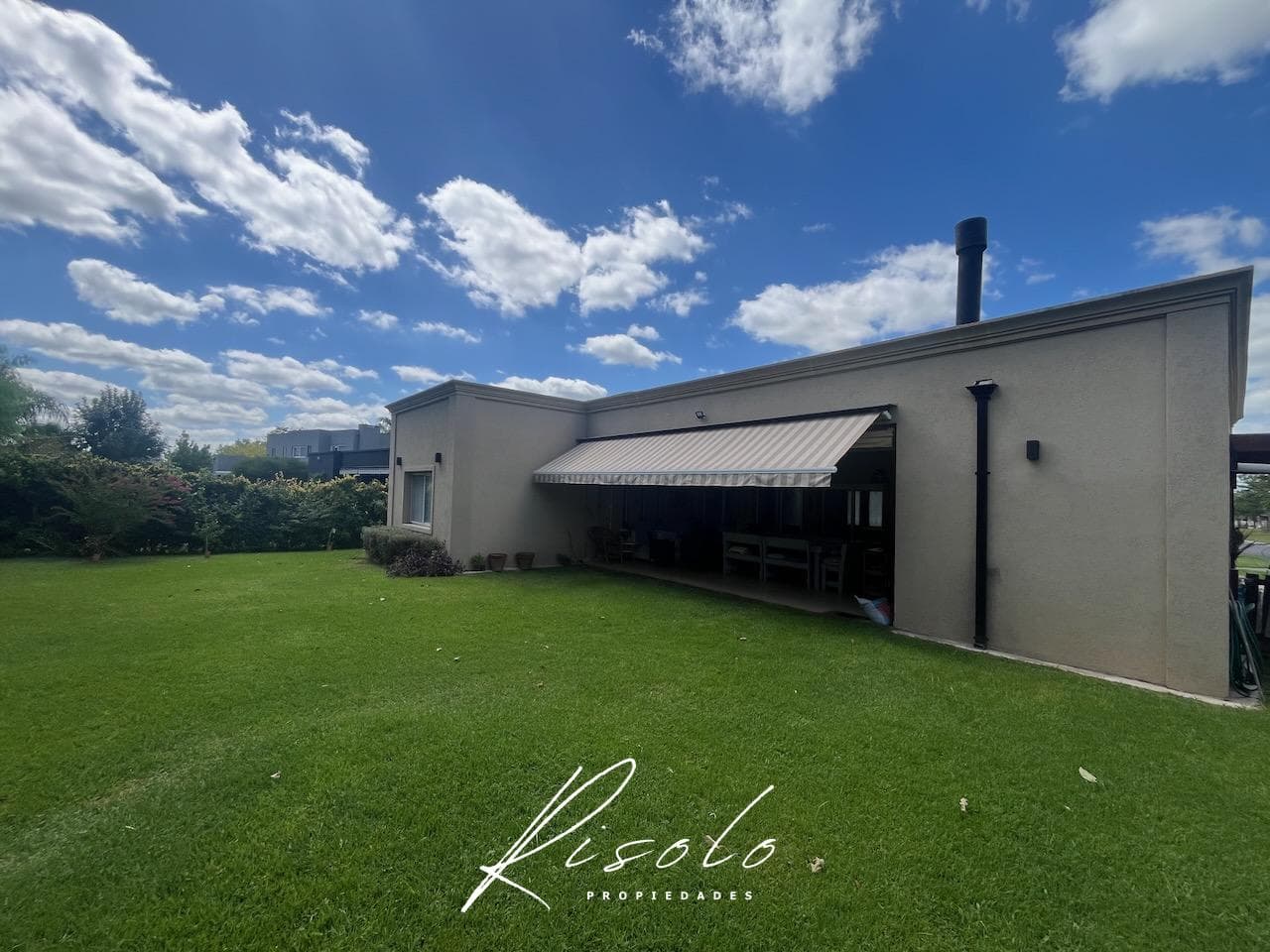House for Sale: 3 bedrooms, North-facing lot, separate kitchen. Gated Community, Escobar