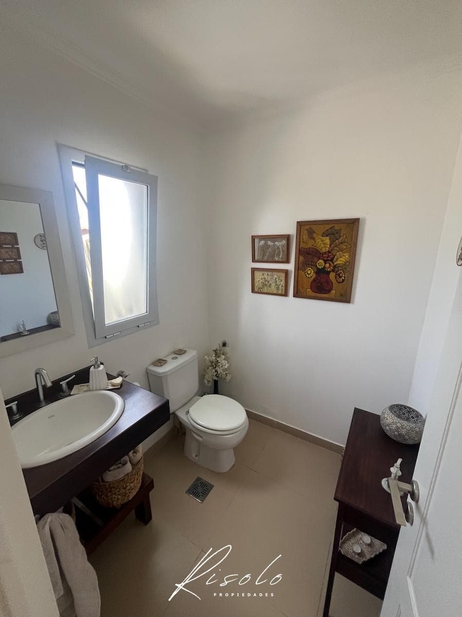 House for Sale: 3 bedrooms, North-facing lot, separate kitchen. Gated Community, Escobar