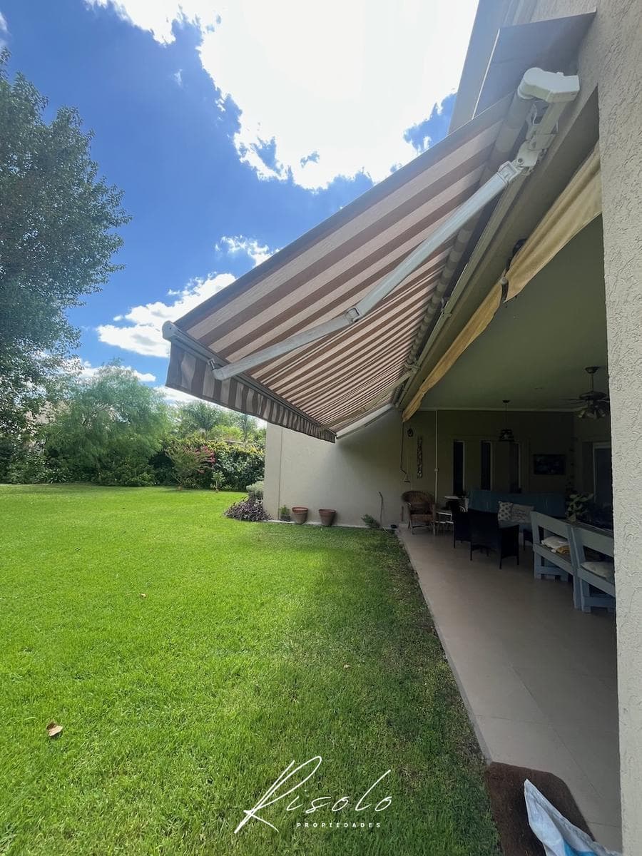House for Sale: 3 bedrooms, North-facing lot, separate kitchen. Gated Community, Escobar