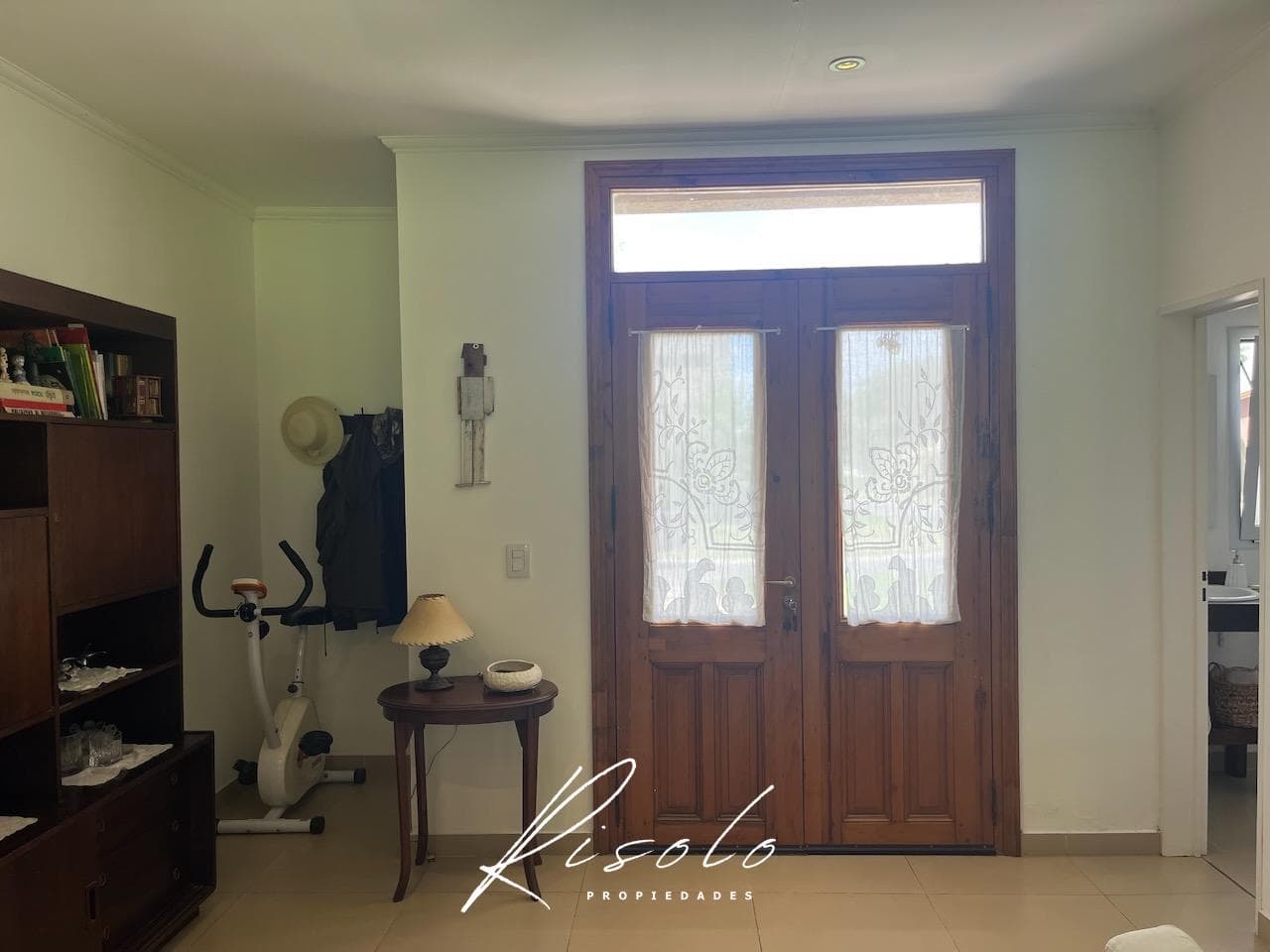 House for Sale: 3 bedrooms, North-facing lot, separate kitchen. Gated Community, Escobar