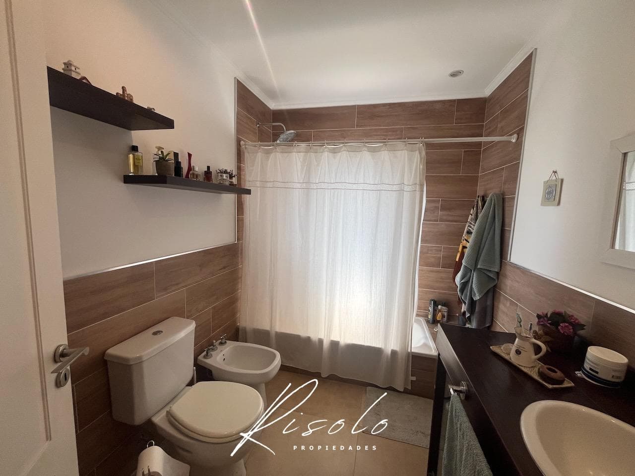 House for Sale: 3 bedrooms, North-facing lot, separate kitchen. Gated Community, Escobar