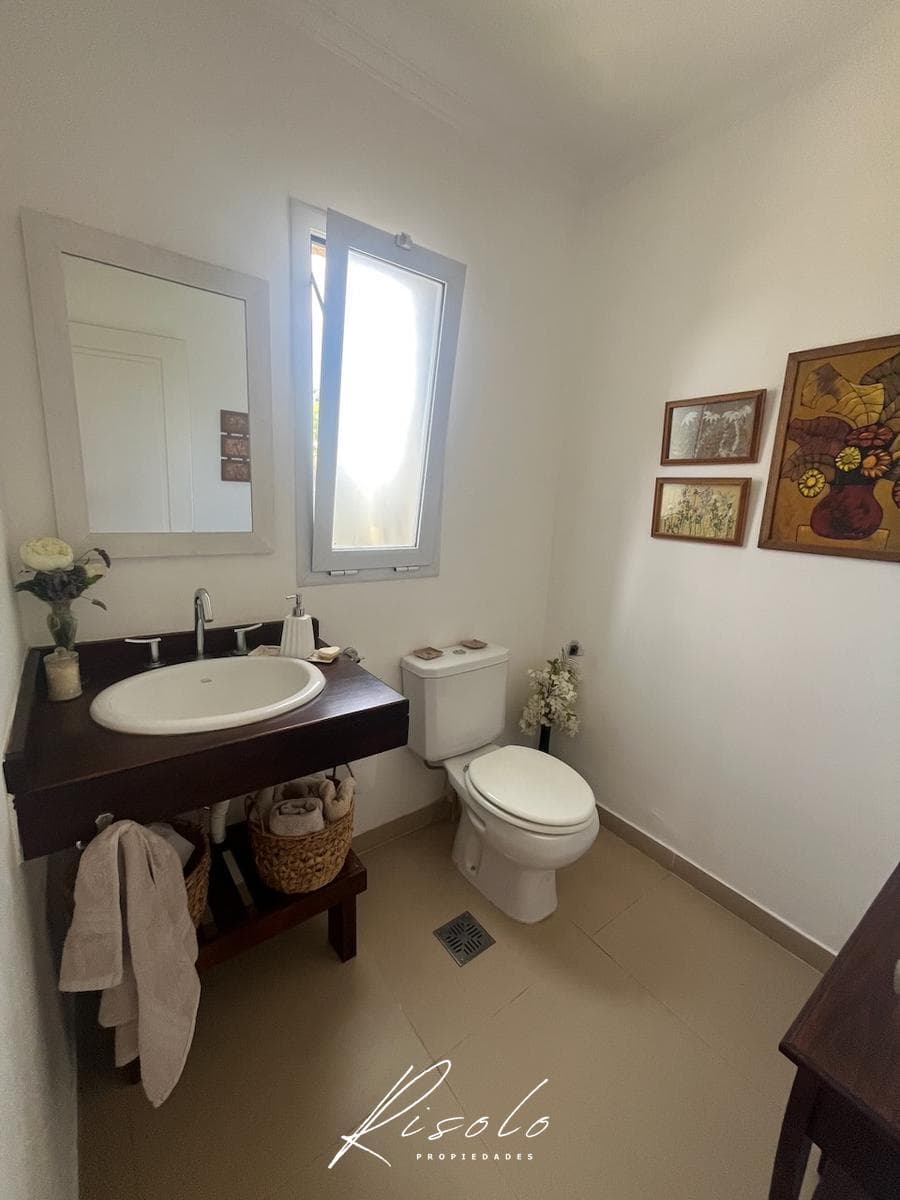 House for Sale: 3 bedrooms, North-facing lot, separate kitchen. Gated Community, Escobar