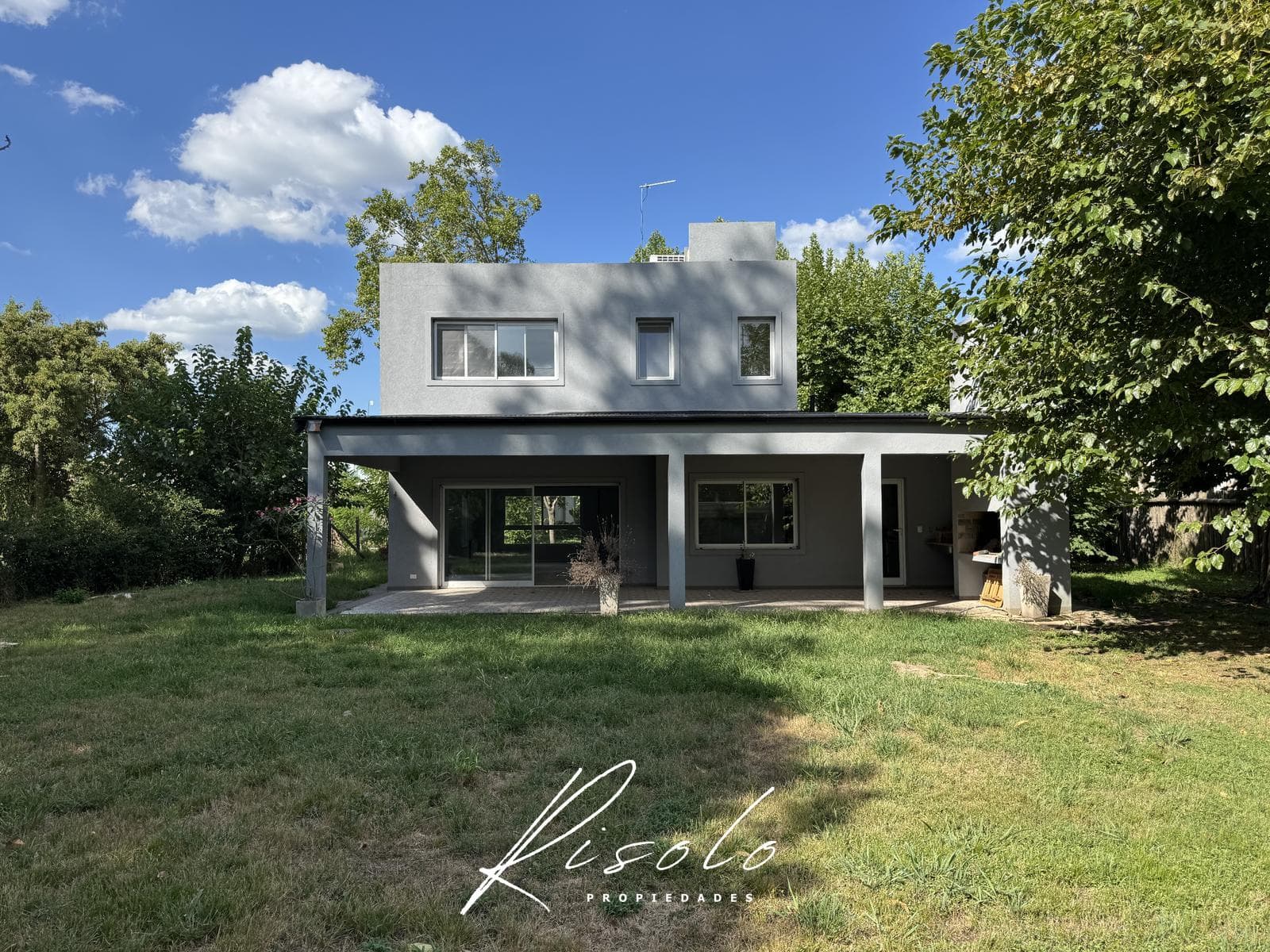 House for Sale: 3 bedrooms, spacious living room, trees. Gated Community, Escobar