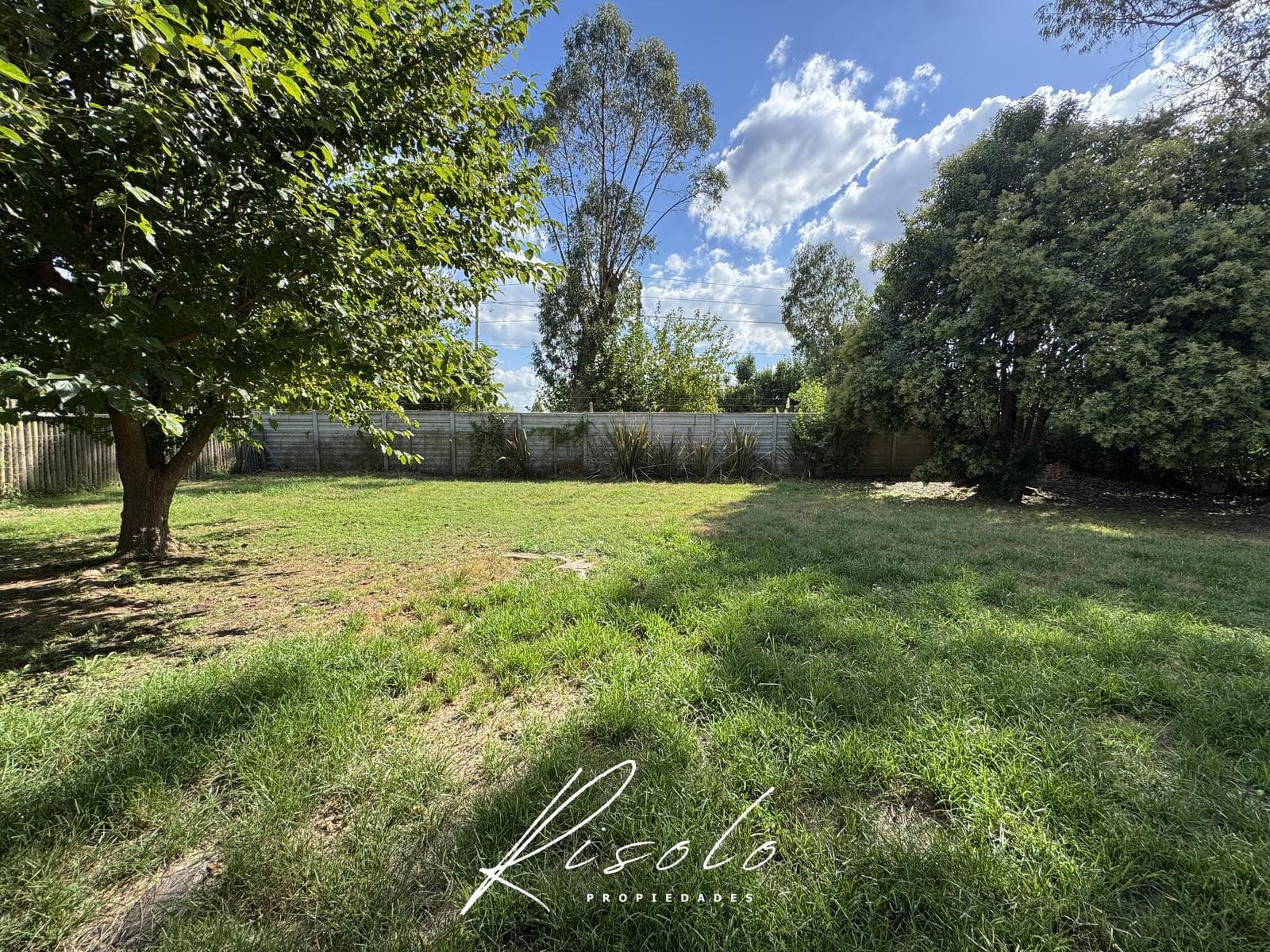 House for Sale: 3 bedrooms, spacious living room, trees. Gated Community, Escobar