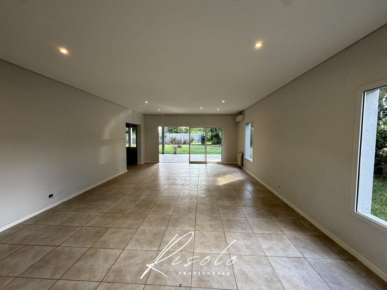 House for Sale: 3 bedrooms, spacious living room, trees. Gated Community, Escobar