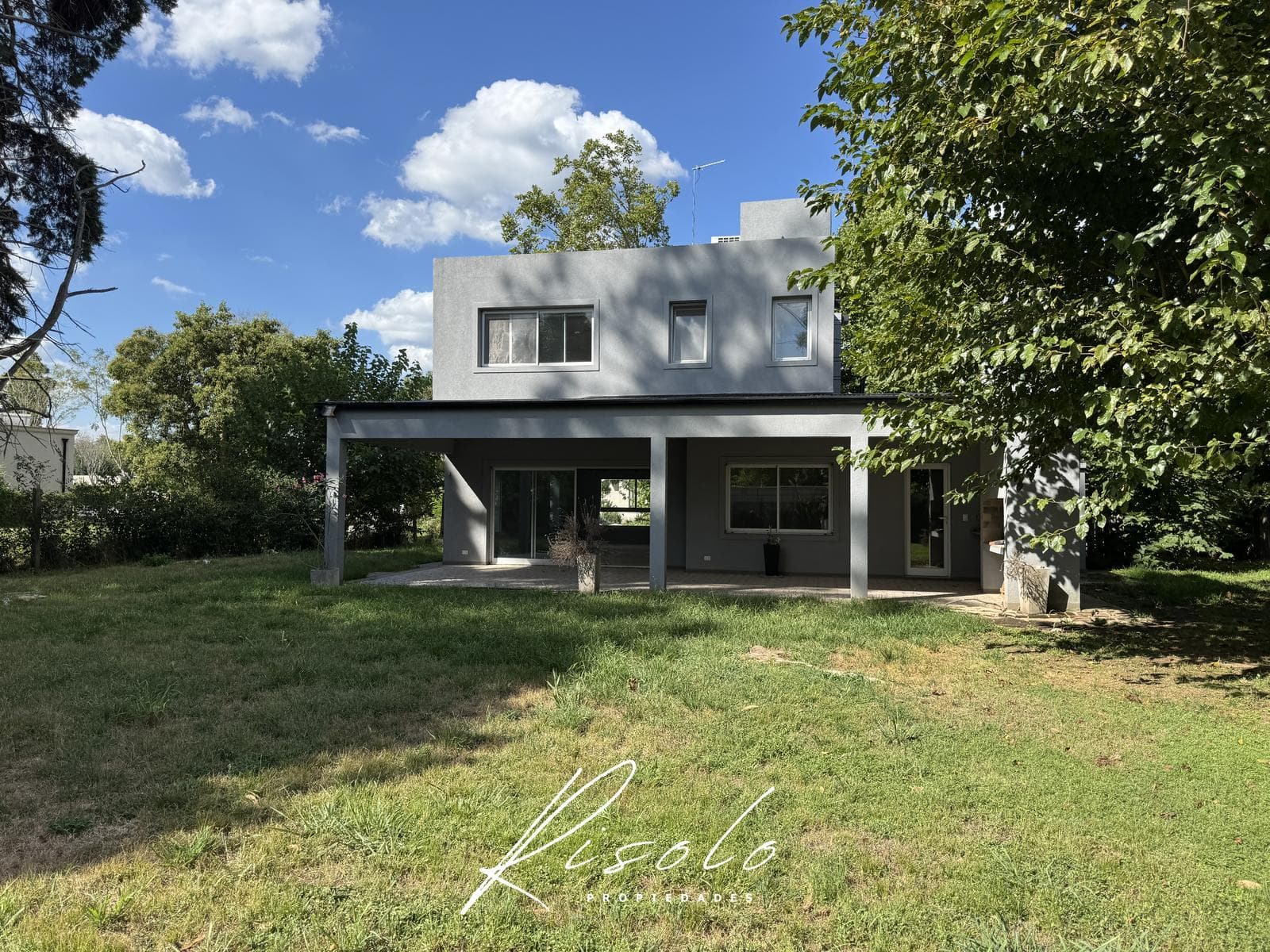 House for Sale: 3 bedrooms, spacious living room, trees. Gated Community, Escobar