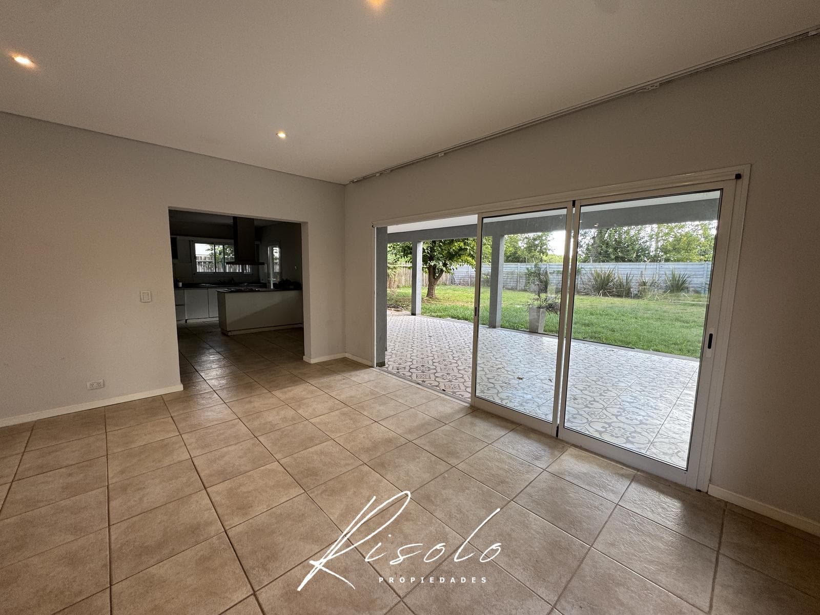 House for Sale: 3 bedrooms, spacious living room, trees. Gated Community, Escobar