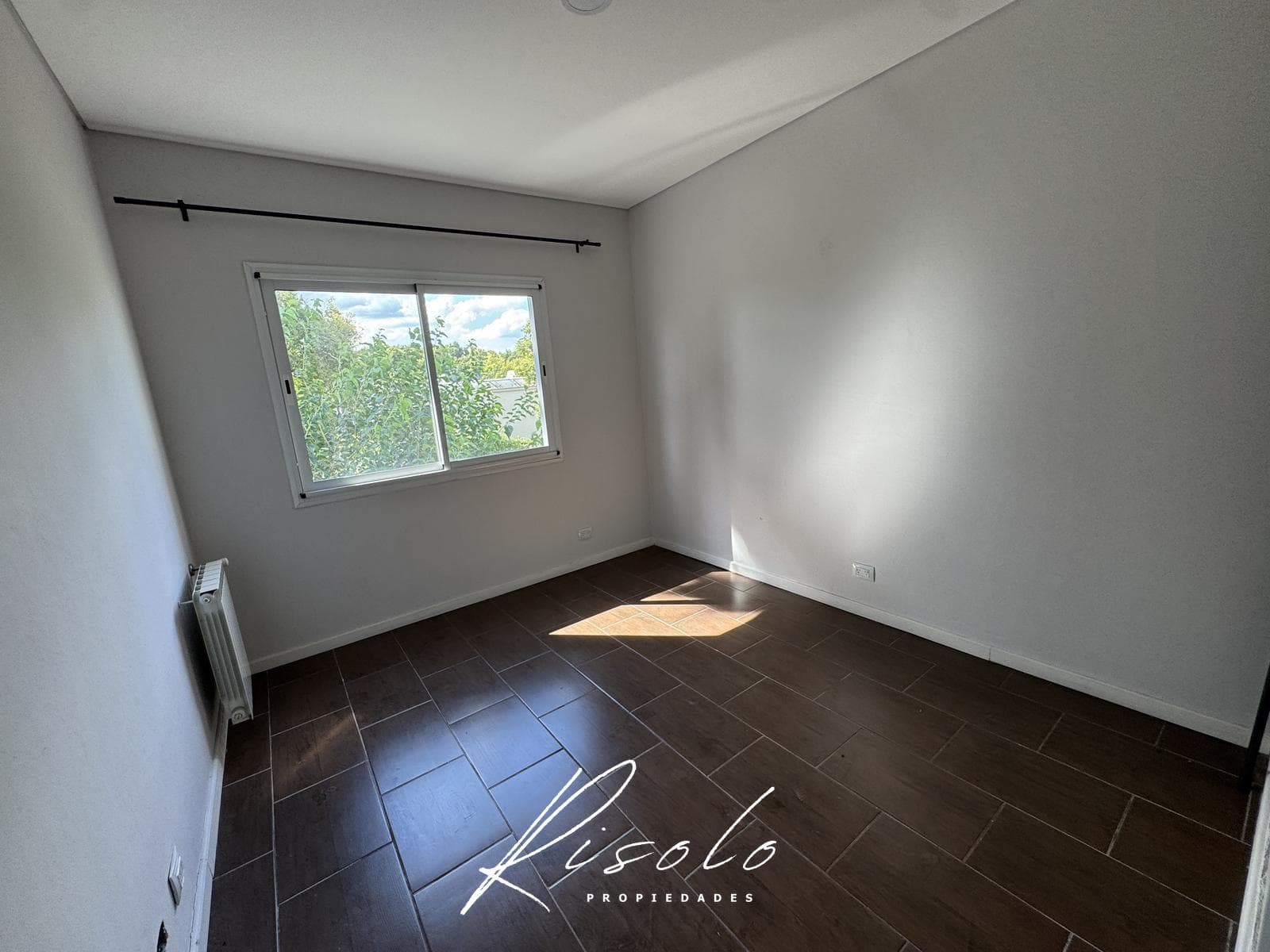 House for Sale: 3 bedrooms, spacious living room, trees. Gated Community, Escobar