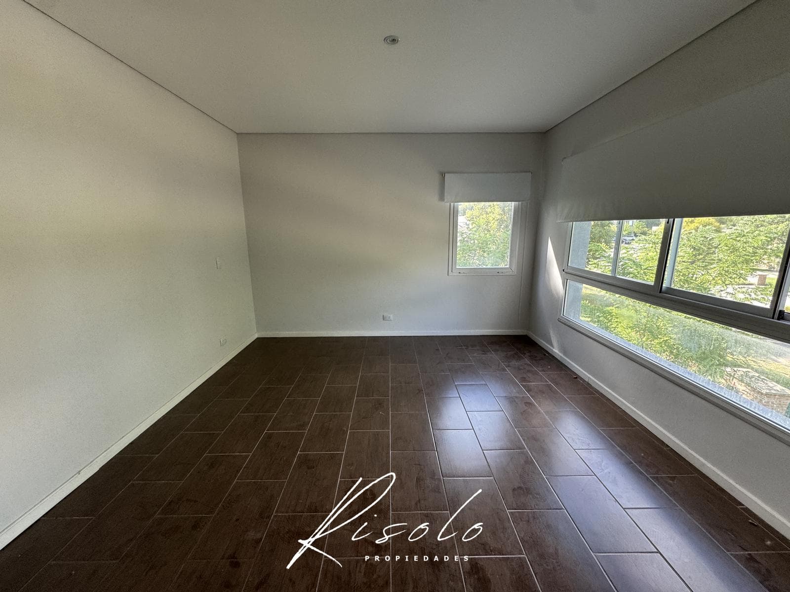 House for Sale: 3 bedrooms, spacious living room, trees. Gated Community, Escobar