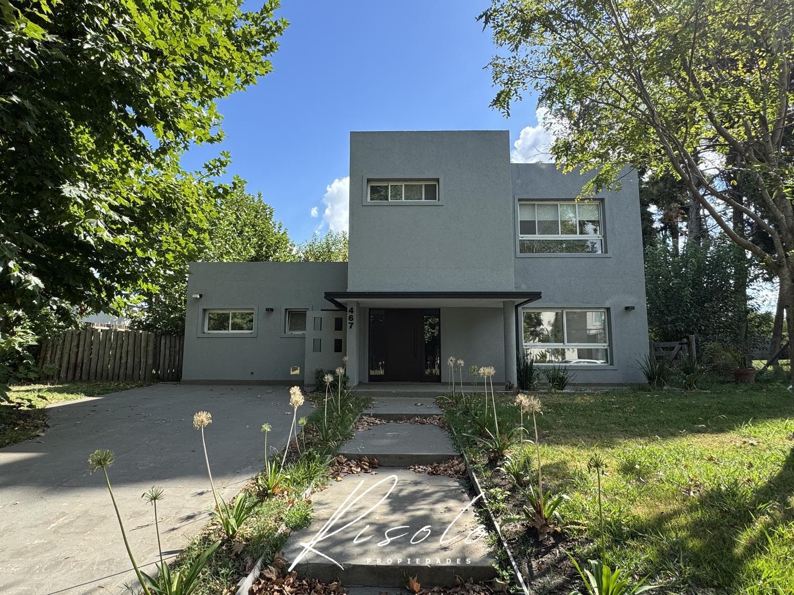 House for Sale: 3 bedrooms, spacious living room, trees. Gated Community, Escobar