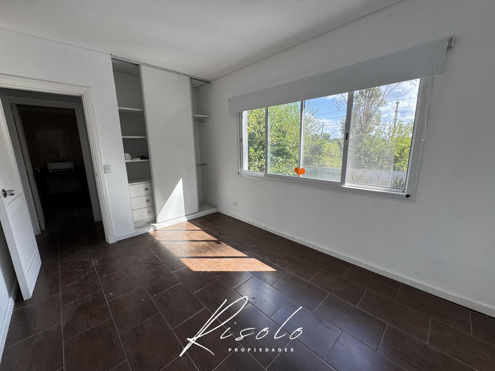 House for Sale: 3 bedrooms, spacious living room, trees. Gated Community, Escobar
